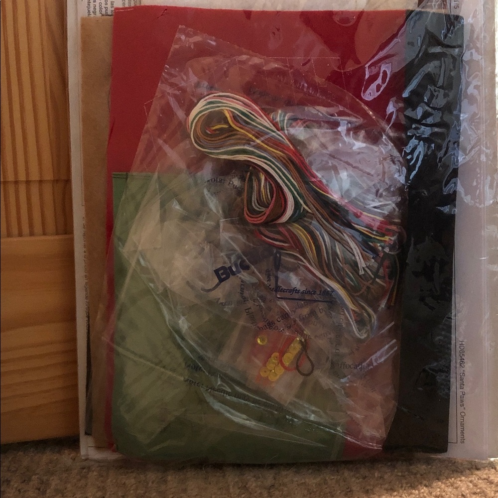 BUCILLA Santa Paws 6 Piece Felt Ornament Craft Kit 85462 Dogs/ Puppies Craft NWT - Picture 14 of 16